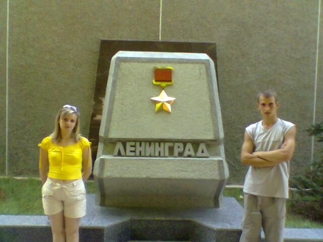 НА АЛЛЕЕ ГОРОДОВ-ГЕРОЕВ