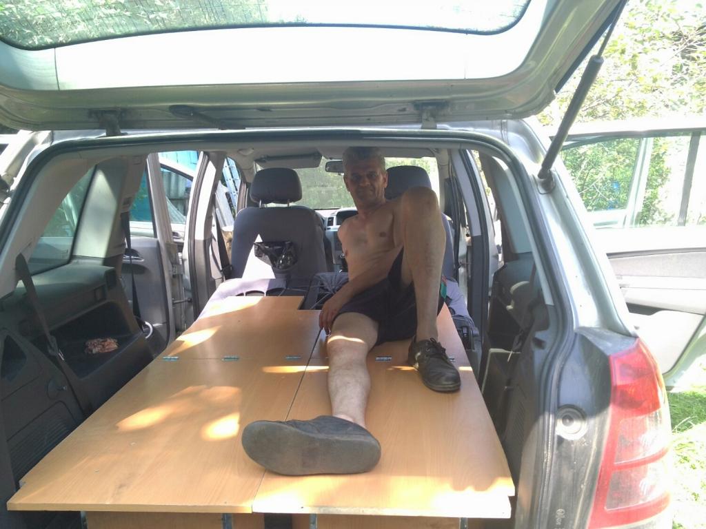 Я полулежа в походной автокровати