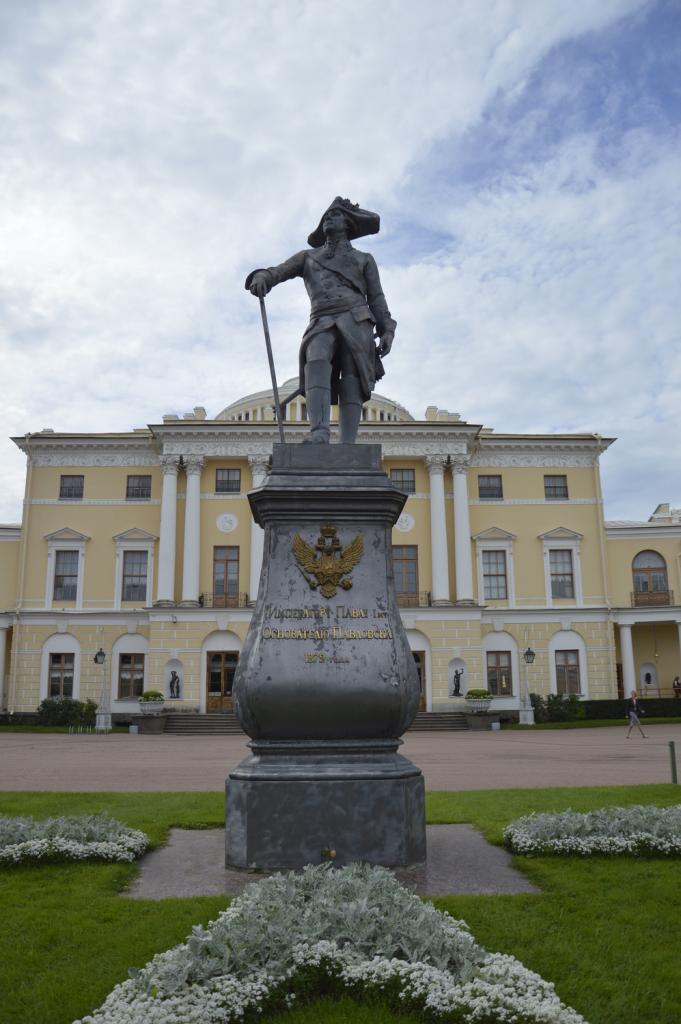 Павловский дворец (летний дворец Петра)